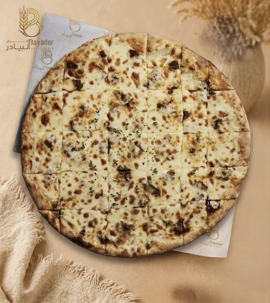 منقوشة جبنة مع سجق مشروحة